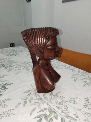 Busto di donna africana in legno intagliato