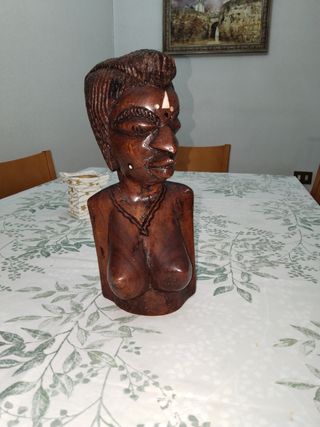 Busto di donna africana in legno intagliato