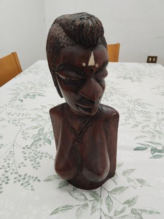 Busto di donna africana in legno intagliato