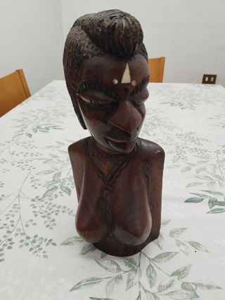 Busto di donna africana in legno intagliato