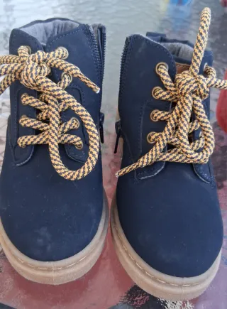 Botas niño azul con cordones