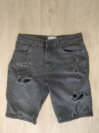 Pantalón corto Pull&Bear gris roto.