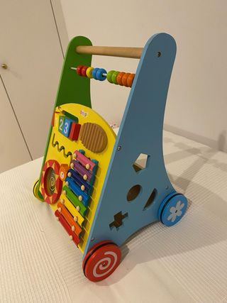 Andador de madera para bebés con actividades