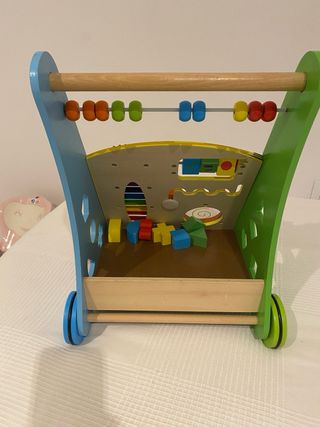 Andador de madera para bebés con actividades