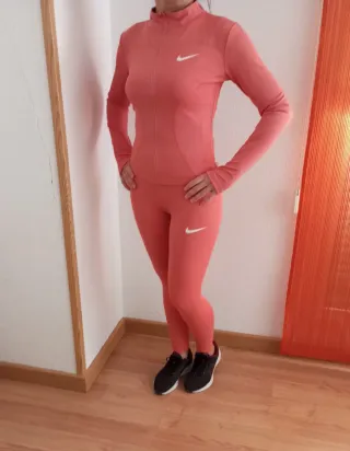 Conjunto Nike: Chaqueta y Leggings Deportivos