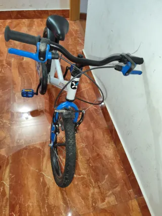 Bicicleta infantil Btwin blanca y azul