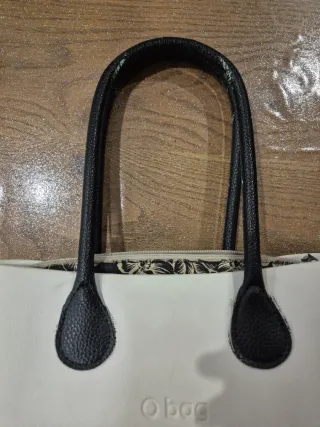 Borsa O bag bianca con manici neri