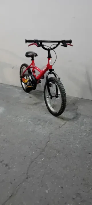 Bicicleta infantil B-twin 16 con ruedines