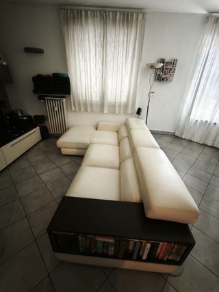 Divano angolare in pelle bianca