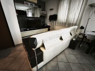 Divano angolare in pelle bianca