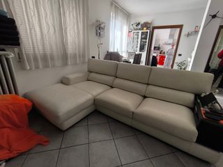 Divano angolare in pelle bianca