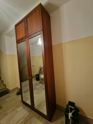 Armadio artigianale in legno con specchi