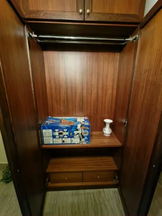 Armadio artigianale in legno con specchi