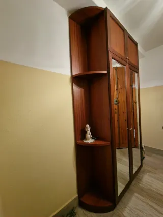 Armadio artigianale in legno con specchi