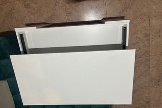 Mesa blanca de madera y metal