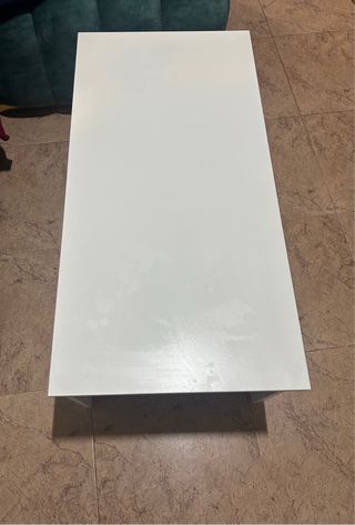 Mesa blanca de madera y metal