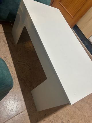 Mesa blanca de madera y metal