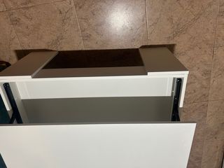 Mesa blanca de madera y metal