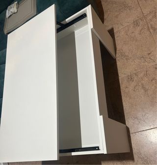 Mesa blanca de madera y metal