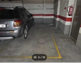 Plaza de garaje con rampa y puerta automática