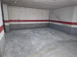 Plaza de garaje con rampa y puerta automática