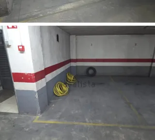 Plaza de garaje con rampa y puerta automática