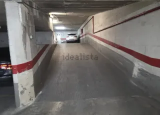 Plaza de garaje con rampa y puerta automática