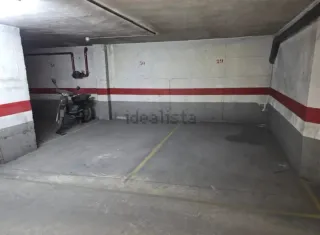 Plaza de garaje con rampa y puerta automática