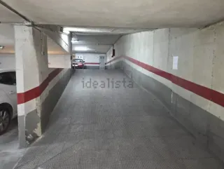 Plaza de garaje con rampa y puerta automática