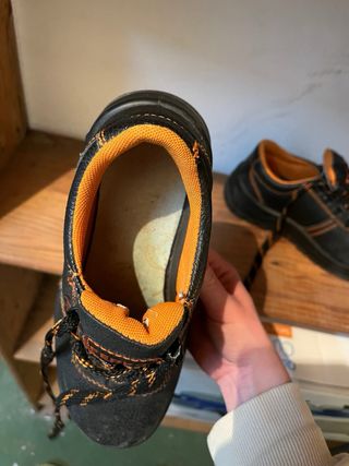 Botas de seguridad FERKO negras y naranjas