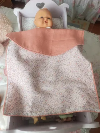 Mecedora de muñecas rosa con conejito