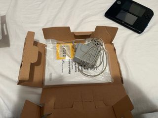 Nintendo 2DS Negra y Azul con Mario Kart 7