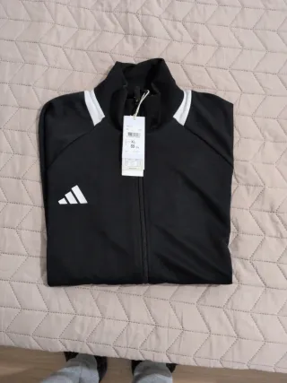 Chándal Adidas nuevo con etiquetas.