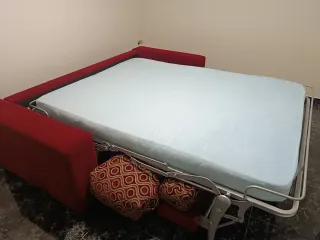 Sofá Cama Rojo y Dorado