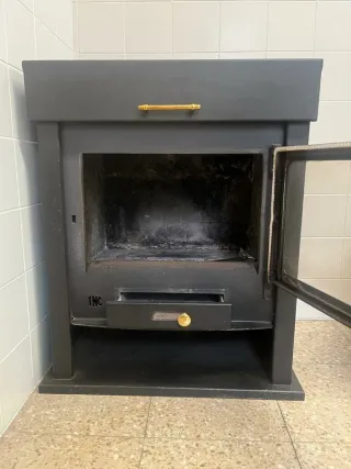 Estufa de leña TNC negra con detalles dorados