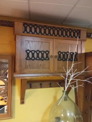 Mueble de madera y metal