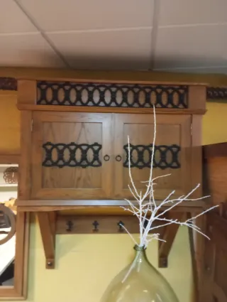 Mueble de madera y metal