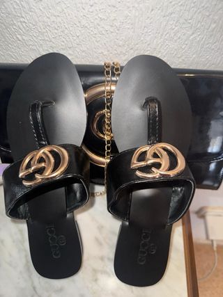 Bolso y Chanclas Mujer Negro/Dorado