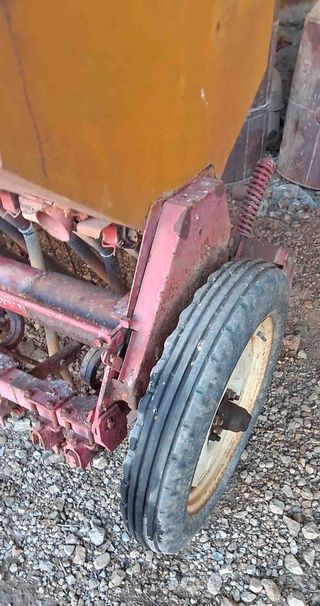 Sembradora 17 brazos de 2,65 metros.