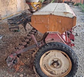 Sembradora 17 brazos de 2,65 metros.