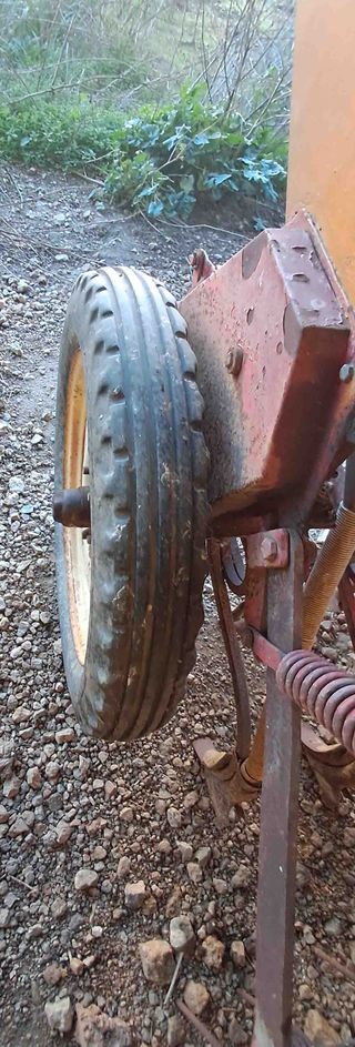 Sembradora 17 brazos de 2,65 metros.