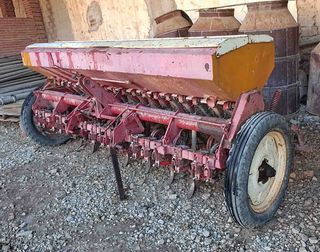 Sembradora 17 brazos de 2,65 metros.