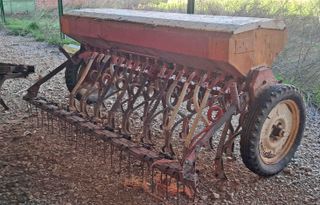 Sembradora 17 brazos de 2,65 metros.