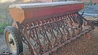 Sembradora 17 brazos de 2,65 metros.