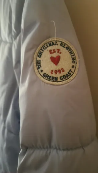 Chaqueta acolchada azul con capucha