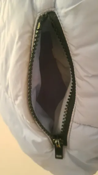 Chaqueta acolchada azul con capucha