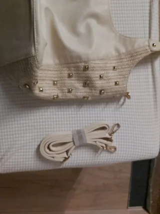 Borsa a tracolla beige con borchie dorate