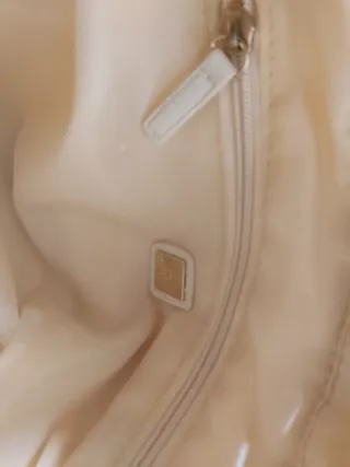 Borsa a tracolla beige con borchie dorate