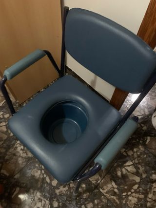 Silla con orinal para ancianoso gente con dependie