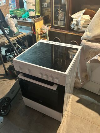 Cocina eléctrica blanca con horno beko